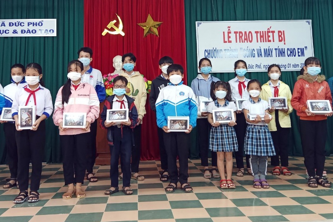 Quảng Ngãi cấp máy tính bảng đến 18.000 học sinh khó khăn - 1