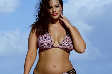 Người mẫu béo tự tin khoe dáng