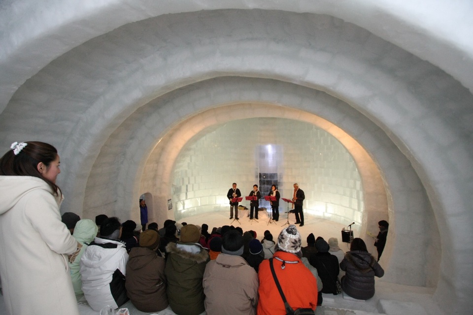 Lạc vào ngôi làng băng tuyết thần tiên, tắm onsen giữa bể tắm làm từ băng - 4 Lạc vào ngôi làng băng tuyết thần tiên, tắm onsen giữa bể tắm làm từ băng - 4