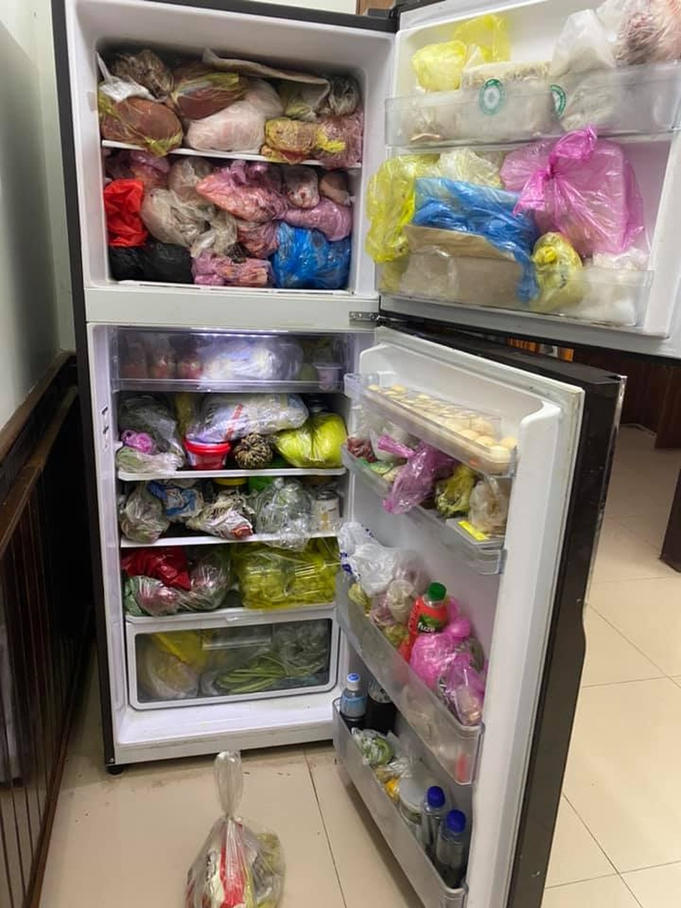 Tết choáng váng với những chiếc tủ lạnh nhồi đầy thực phẩm - 3 Tết choáng váng với những chiếc tủ lạnh nhồi đầy thực phẩm - 3