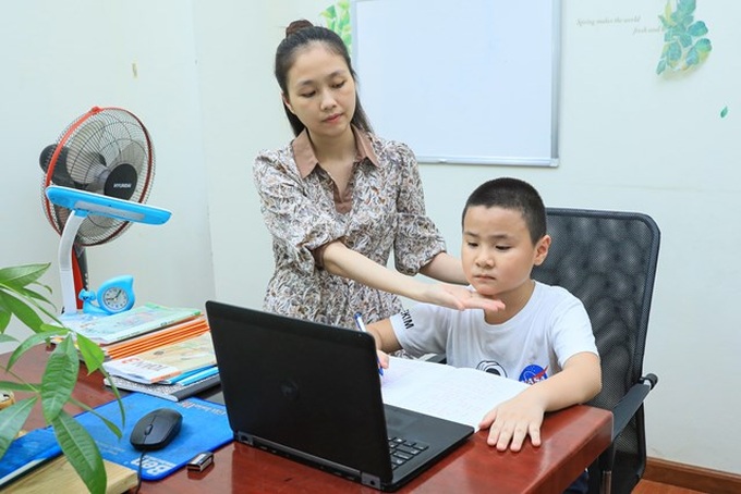 Cha mẹ cần chú ý tư thế ngồi học của để tránh những hệ lụy liên quan đến cong vẹo cột sống.