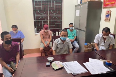 9 đối tượng tụ tập đánh bạc trong vùng giãn cách, bị phạt 135 triệu đồng