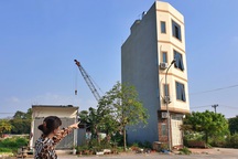 Hà Nội: Nhà nghiêng nứt, trường mầm non "chống nạng" vì xây kênh La Khê?