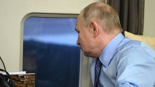 Trực thăng chở Tổng thống Putin mắc kẹt trong dàn UAV tấn công từ Ukraine - 1