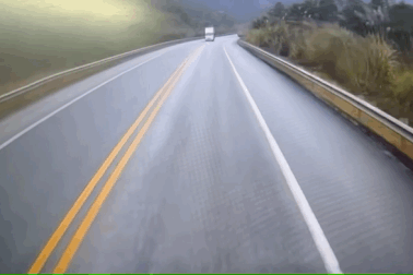 Ô tô tải chạy lấn làn ngược chiều, đâm trực diện xe tải khác