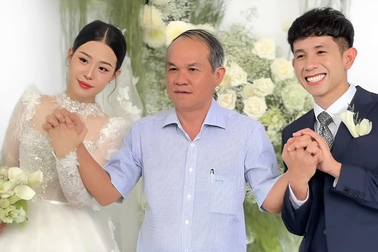Bầu Đức đến chúc mừng cầu thủ Hồng Duy cưới vợ thạc sĩ xinh đẹp