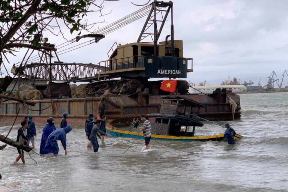 Sà lan lang thang đâm chìm nhiều tàu cá - 1 Sà lan lang thang đâm chìm nhiều tàu cá - 1