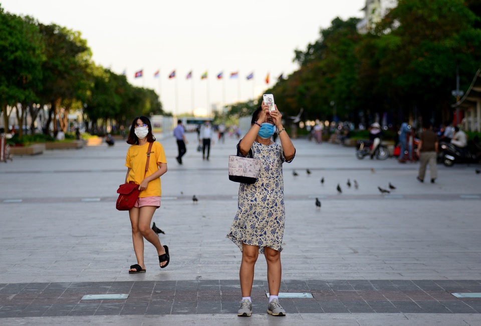 Người dân vui chơi.jpg Người dân vui chơi.jpg