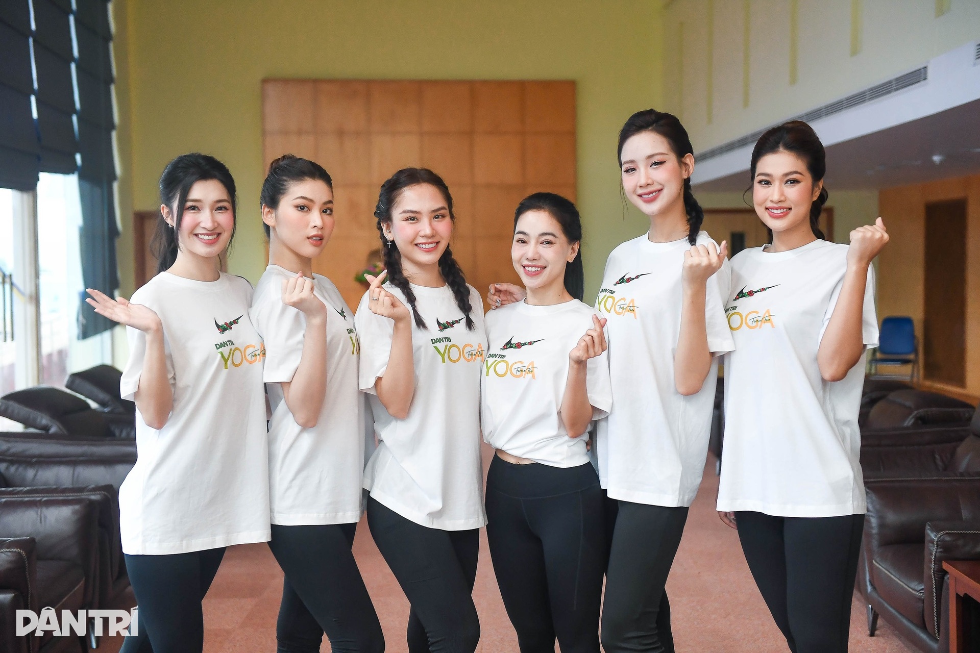 Dàn hoa hậu, á hậu khoe dáng xinh tươi tại Ngày hội yoga Dân trí - 1 Dàn hoa hậu, á hậu khoe dáng xinh tươi tại Ngày hội yoga Dân trí - 1