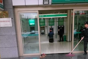 Bức ảnh đôi giày bẩn trước cây ATM gây xúc động mạnh