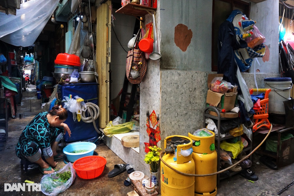 7 người ở nhà siêu nhỏ trung tâm TPHCM: Bếp giữa đường, chia ca sinh hoạt - 1 7 người ở nhà siêu nhỏ trung tâm TPHCM: Bếp giữa đường, chia ca sinh hoạt - 1