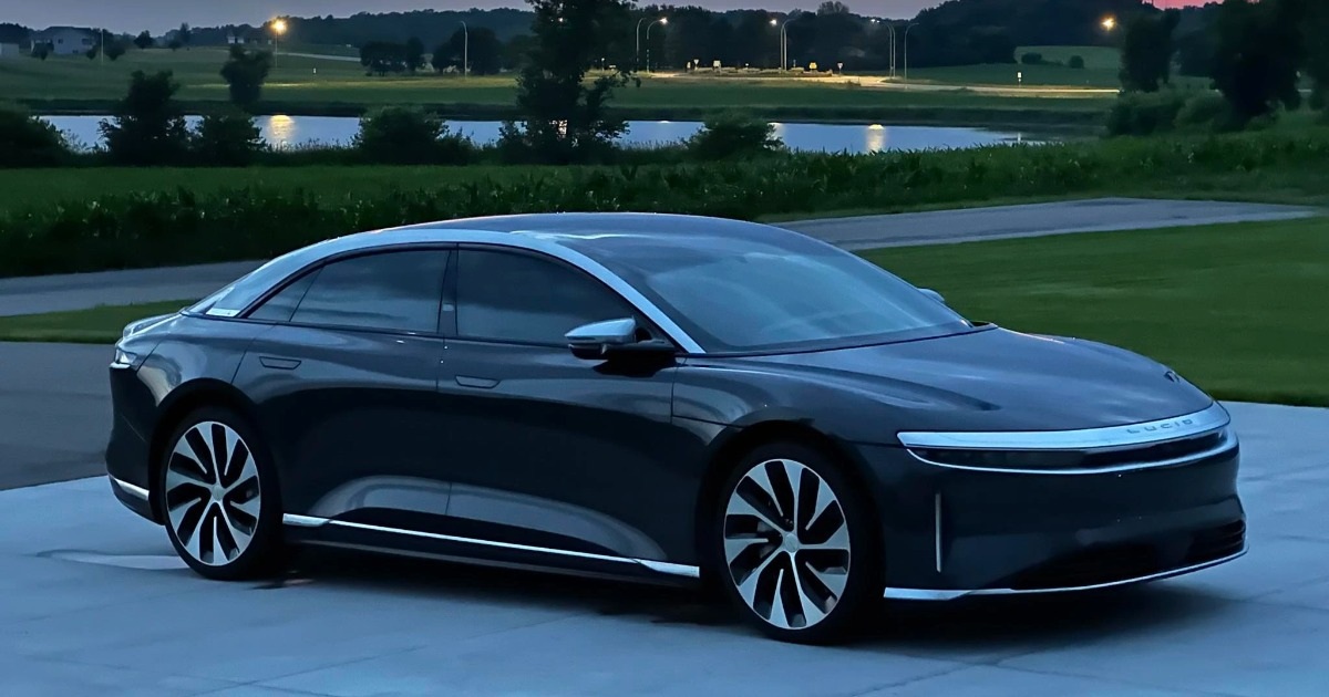 Chiếc xe điện giá 110.000 USD nhốt chủ xe ở ngoài, hãng cũng "bó tay"