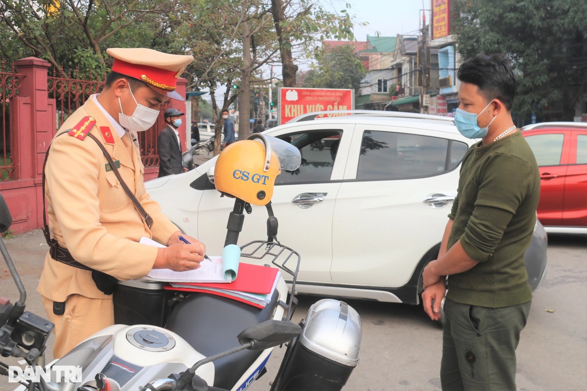 Cảnh sát giao thông lý giải việc xử phạt xe không chính chủ - 2 Cảnh sát giao thông lý giải việc xử phạt xe không chính chủ - 2
