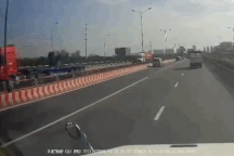 Ô tô bán tải toác đuôi vì kiểu lái xe "tự hủy" khi tạt đầu xe container