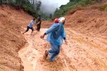 Sạt lở bất ngờ trên quốc lộ 40B, nhiều người bỏ chạy thục mạng