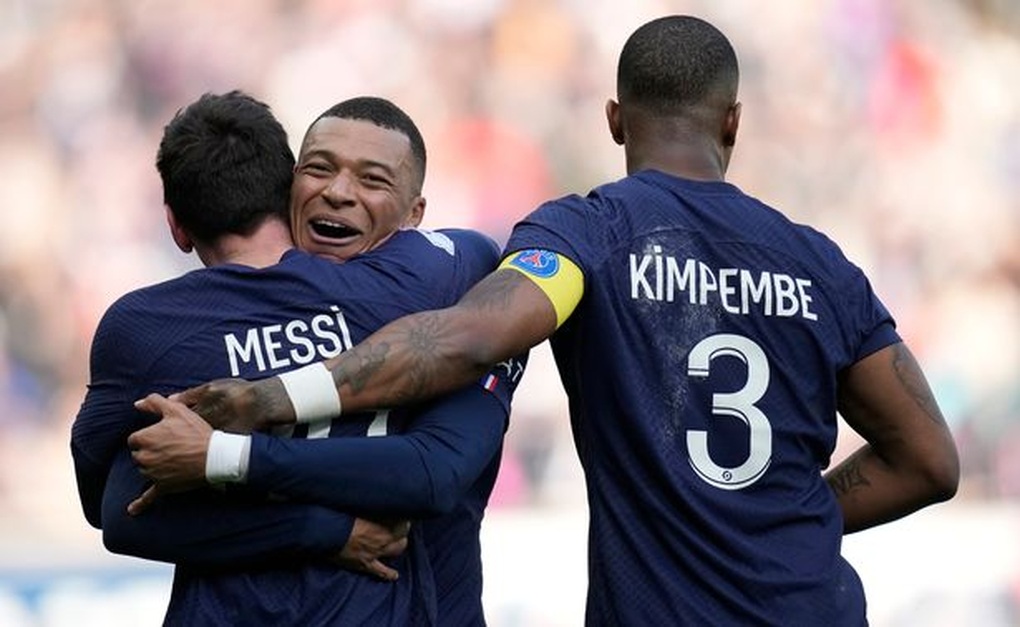 Hành động của Mbappe với Messi khiến cổ động viên phát sốt - 1 Hành động của Mbappe với Messi khiến cổ động viên phát sốt - 1