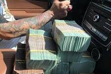 Nhân viên rửa xe tại gara trộm hơn 15 triệu đồng trên xe của khách