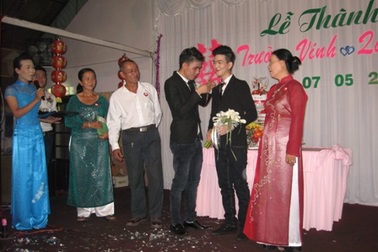 Xôn xao đi xem đám cưới của hai chàng trai