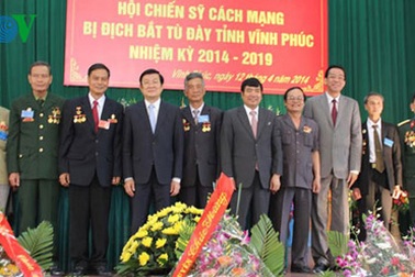 Chủ tịch nước xúc động gặp lại chiến sỹ bị địch bắt, tù đày