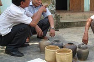 Đào rãnh thoát nước, phát hiện cổ vật thời Trần - Lê