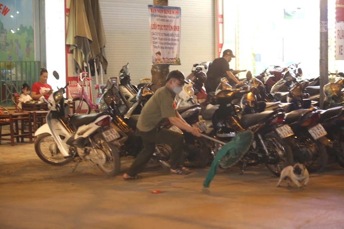 Mua dầu gió, rắc ớt bột trị chó thả rông cũng… không yên với hàng xóm - 5 Mua dầu gió, rắc ớt bột trị chó thả rông cũng… không yên với hàng xóm - 5