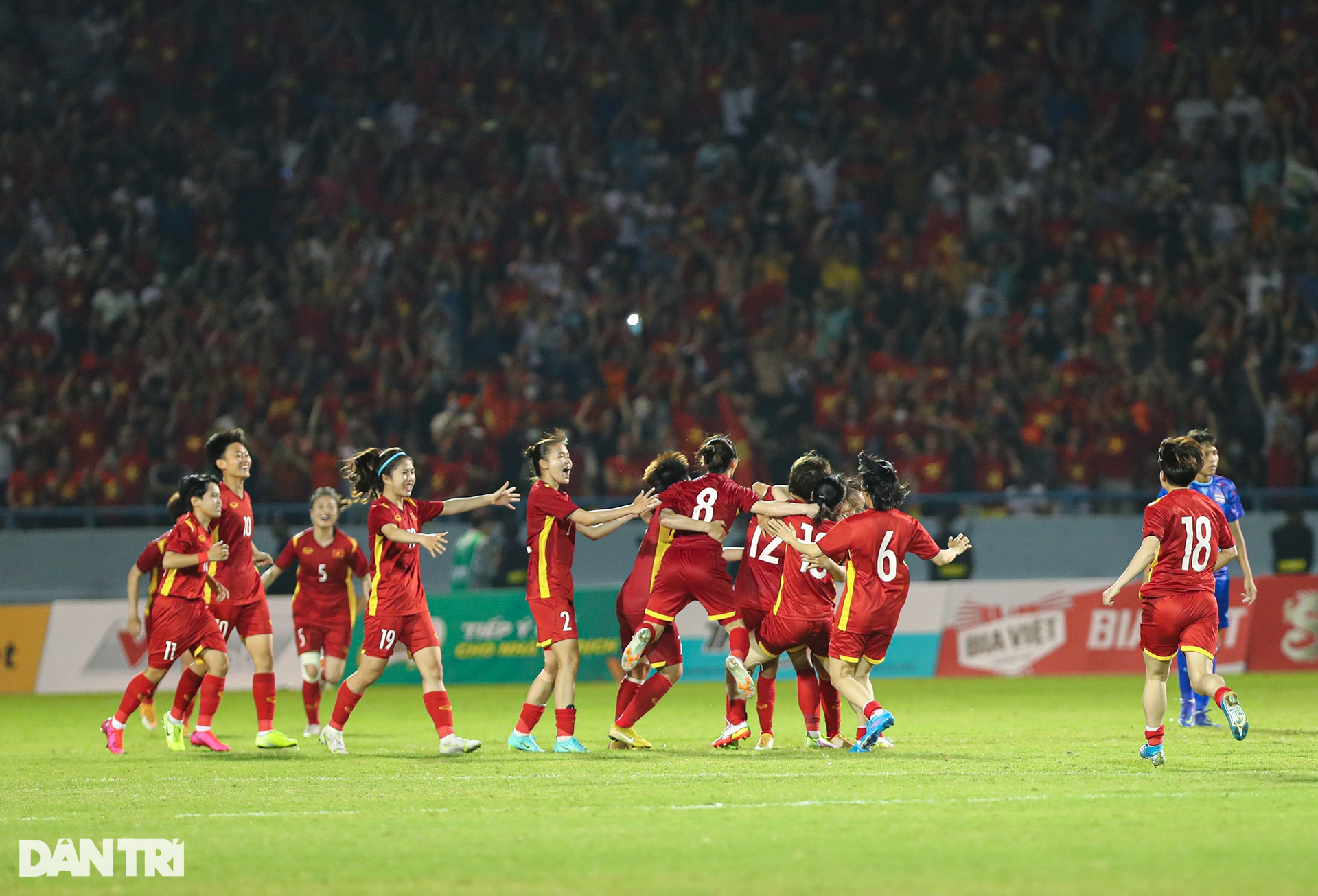 Khoảnh khắc ăn mừng bùng nổ của tuyển nữ Việt Nam sau khi vô địch SEA Games - 4 Khoảnh khắc ăn mừng bùng nổ của tuyển nữ Việt Nam sau khi vô địch SEA Games - 4