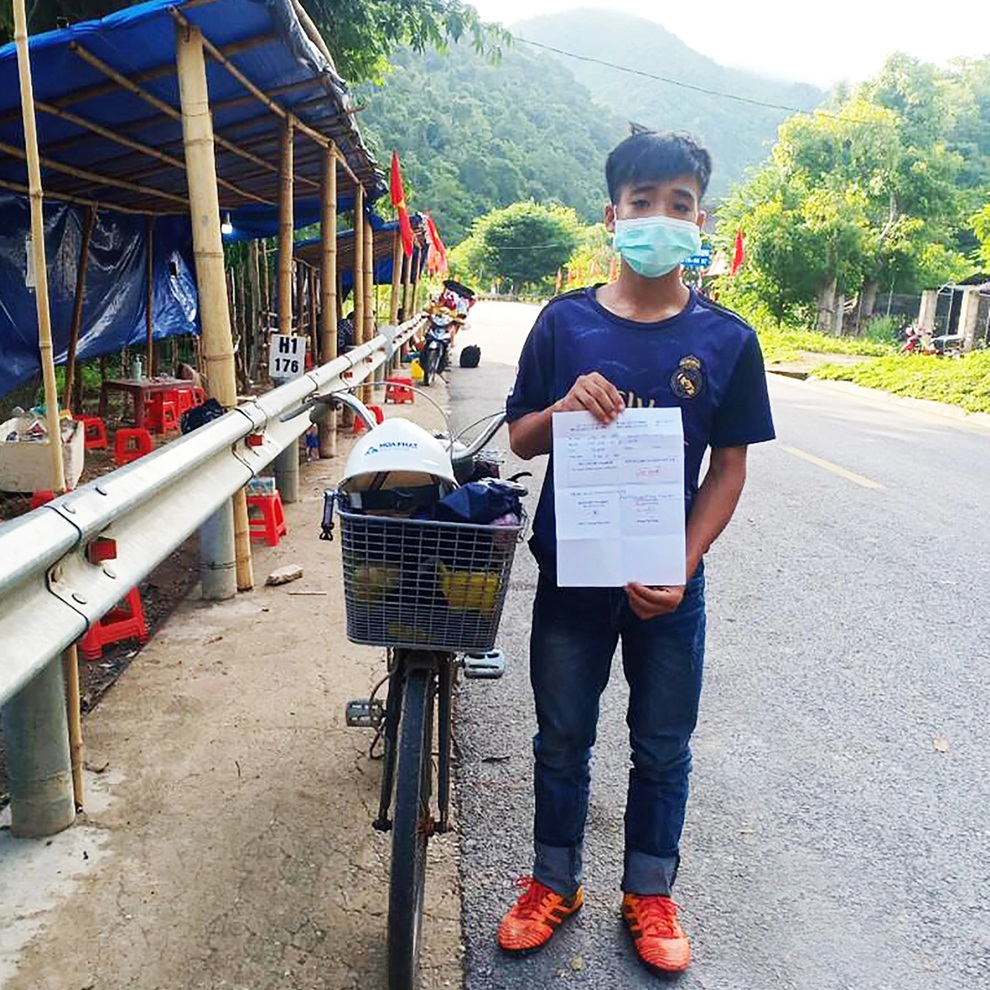 Nam thanh niên nghèo đạp xe hơn 700 km về quê tránh dịch Covid-19 - 1 Nam thanh niên nghèo đạp xe hơn 700 km về quê tránh dịch Covid-19 - 1