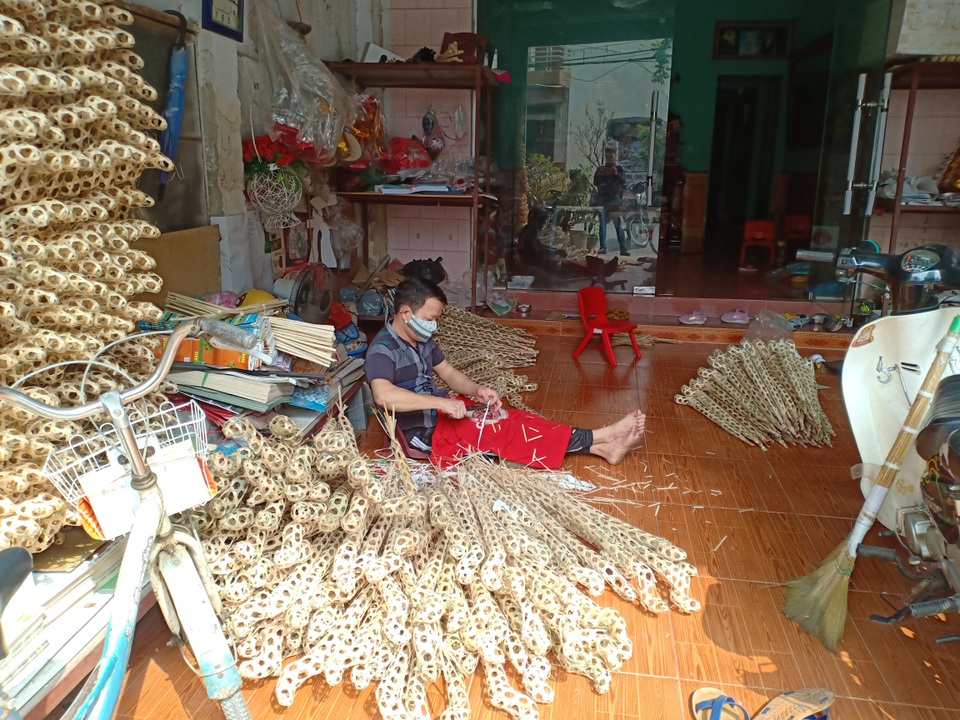 Thợ làm hàng mã tăng ca cho kịp ngày tiễn ông Công, ông Táo - 1