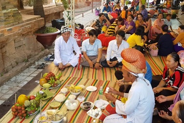 Dòng người nô nức đổ về Nha Trang dự lễ hội tháp bà Ponagar