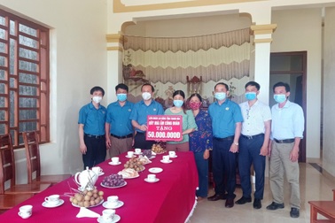 Người lao động vỡ òa đón Tết trong những căn nhà xây từ tình thương