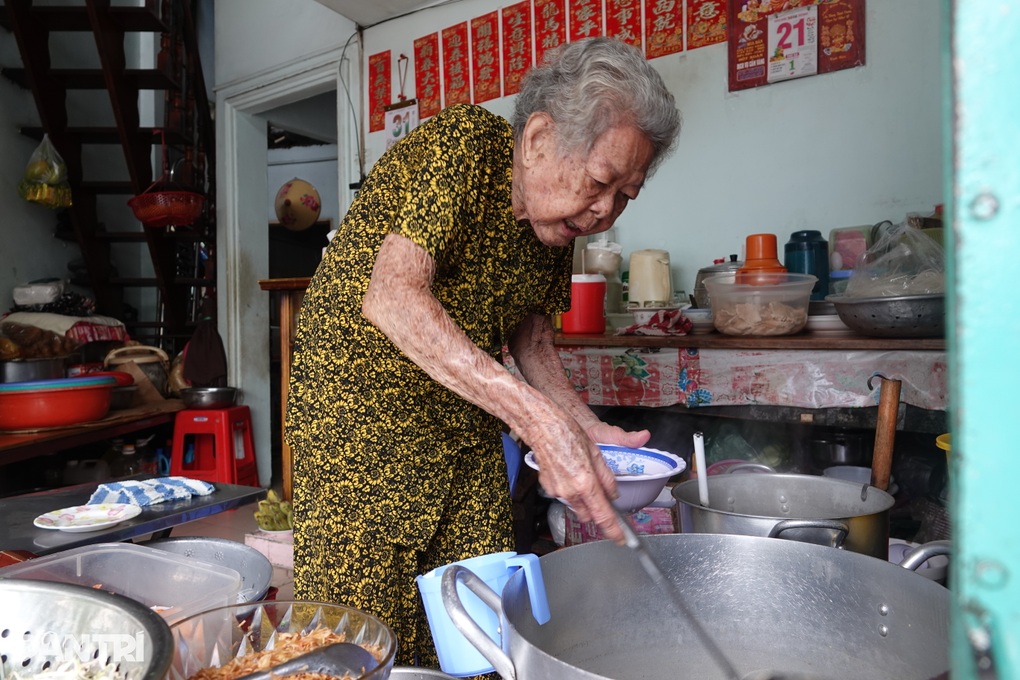 Cụ bà U90 nhóm bếp từ 3h, giữ quán bún của con gái đã khuất - 1 Cụ bà U90 nhóm bếp từ 3h, giữ quán bún của con gái đã khuất - 1