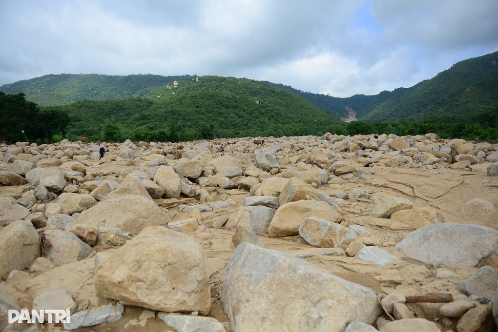 Phát hiện vật thể nghi là bom gần hiện trường vỡ hồ chứa nước ở Lâm Đồng - 2 Phát hiện vật thể nghi là bom gần hiện trường vỡ hồ chứa nước ở Lâm Đồng - 2