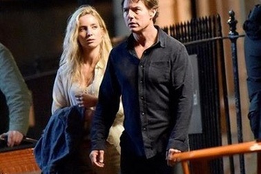 Tom Cruise “xanh mặt” vì gặp phải “xác ướp”
