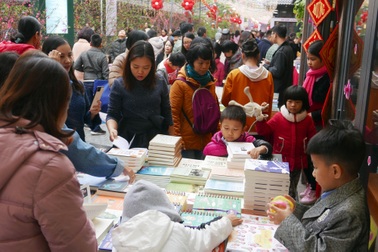 Phố sách Hà Nội đông nghịt người tham quan, mua sắm ngày Tết