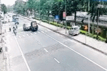 Xe bán tải chạy lấn làn gây hoạ cho hai xe tải đi đúng đường