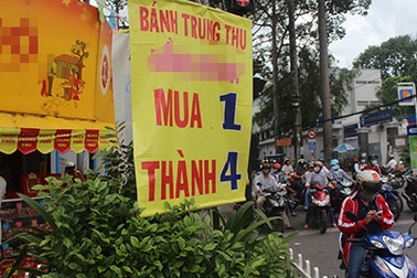 “Xử lý cả cán bộ cấp phép bán bánh trung thu trên vỉa hè”