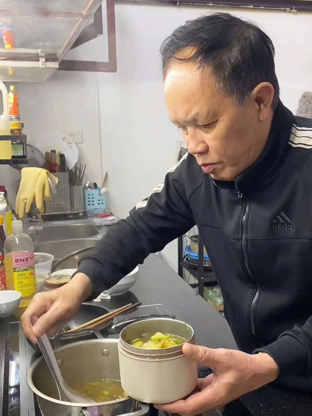 Nàng dâu khiến chị em ghen tị, được bố chồng nấu cơm mang đi làm mỗi ngày - 2 Nàng dâu khiến chị em ghen tị, được bố chồng nấu cơm mang đi làm mỗi ngày - 2