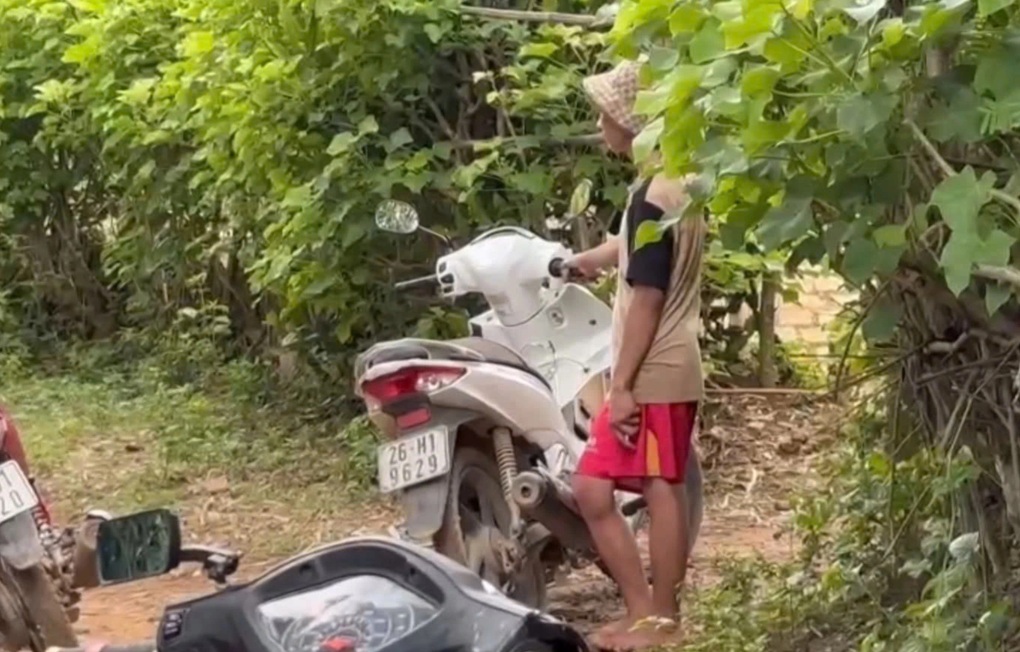 Nghi phạm giết người ở Sơn La liên tục dọa tự sát khi bị công an vây bắt - 1 Nghi phạm giết người ở Sơn La liên tục dọa tự sát khi bị công an vây bắt - 1
