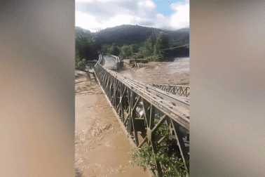 Cây cầu đổ sập sau trận mưa lớn