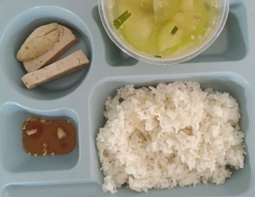 Hiệu trưởng xin nghỉ việc sau vụ suất ăn 30.000 đồng chỉ có 2 miếng chả - 1 Hiệu trưởng xin nghỉ việc sau vụ suất ăn 30.000 đồng chỉ có 2 miếng chả - 1