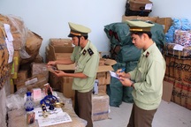 Bình Định: Tiêu hủy gần 2.000 lọ nước hoa nhập lậu