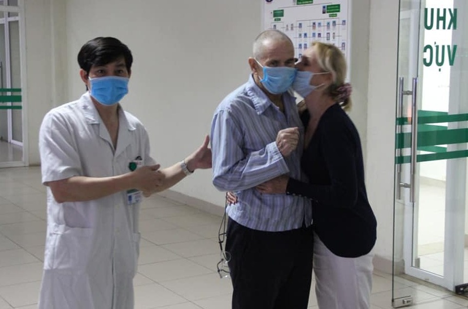 Bệnh nhân Covid-19 người Anh thoát cửa tử, xuất viện về nước cùng vợ - 2 Bệnh nhân Covid-19 người Anh thoát cửa tử, xuất viện về nước cùng vợ - 2