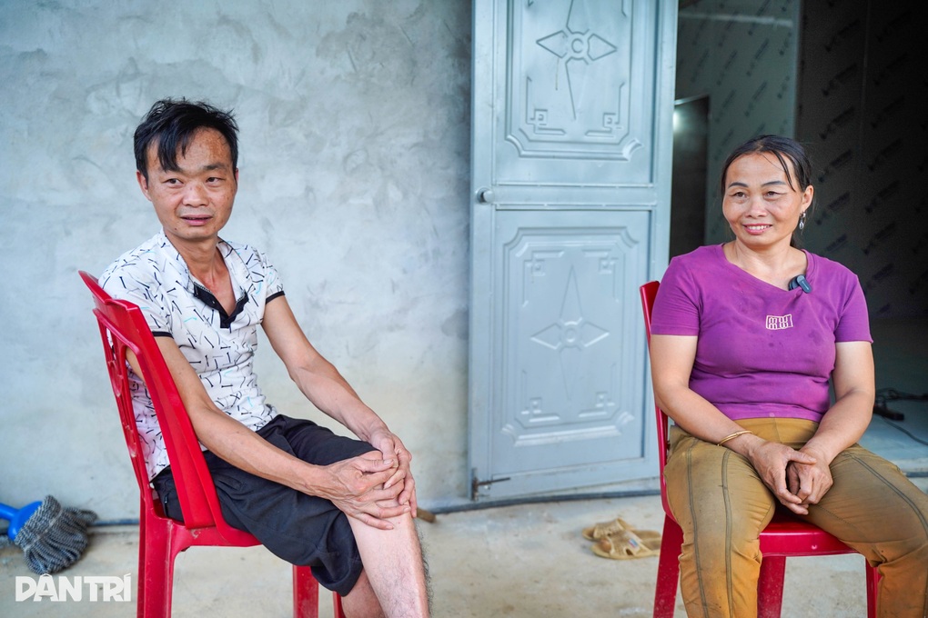 Bạn đọc Dân trí giúp 2 mẹ con cụ bà nghèo khó có ngôi nhà Nhân ái vững chãi - 5 Bạn đọc Dân trí giúp 2 mẹ con cụ bà nghèo khó có ngôi nhà Nhân ái vững chãi - 5
