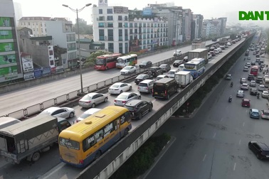 Ùn tắc kéo dài hơn 10km, hàng vạn ôtô "chôn chân" tại Vành đai 3 Hà Nội