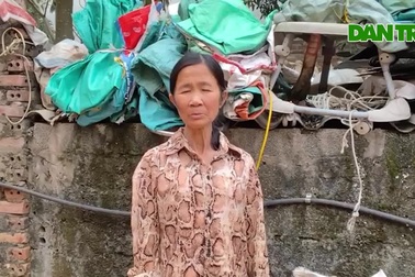 Mẹ già "gánh" con gái tâm thần và cháu ngoại nhỏ dại không cha