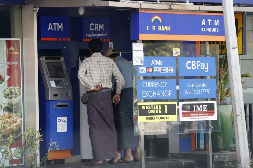 Myanmar đóng cửa hàng loạt ngân hàng, hạn chế rút tiền giữa bão biểu tình - 1 Myanmar đóng cửa hàng loạt ngân hàng, hạn chế rút tiền giữa bão biểu tình - 1