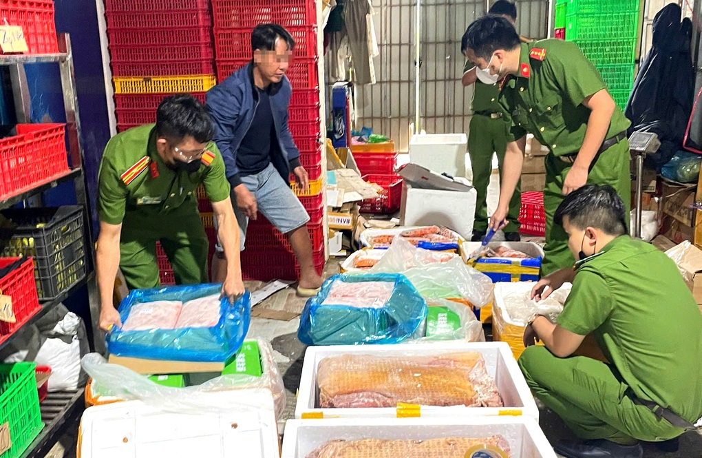 Kiểm tra nhiều cơ sở, phát hiện hơn 4,5 tấn thực phẩm không rõ nguồn gốc - 1 Kiểm tra nhiều cơ sở, phát hiện hơn 4,5 tấn thực phẩm không rõ nguồn gốc - 1