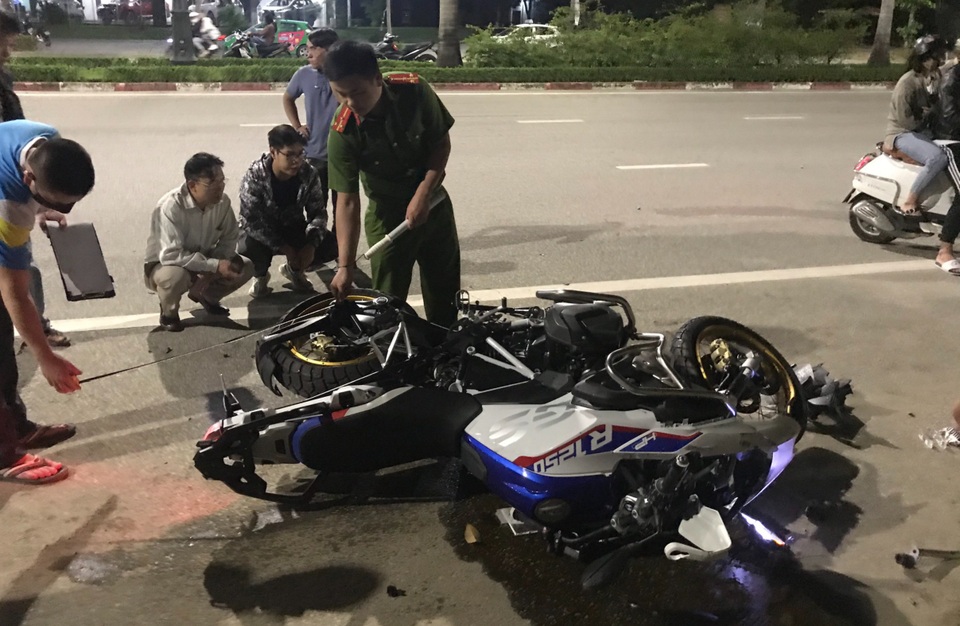 Siêu mô tô BMW gây tai nạn, 2 người tử vong, 1 người nguy kịch - 1 Siêu mô tô BMW gây tai nạn, 2 người tử vong, 1 người nguy kịch - 1