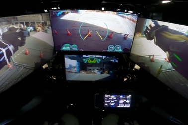 Bên trong buồng lái của robot ARCHAX như phim khoa học viễn tưởng