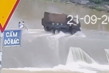 Clip "khoảnh khắc 2 bé gái bị cuốn trôi khi qua đập tràn" nổi bật tuần qua